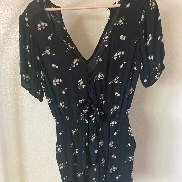 A&F tie front button down floral romper. - Picture 2 of 3
